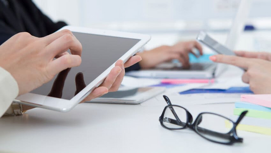 trabajando con tablet y gafas sobre la mesa